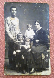 Ofiter roman impreuna cu familia - Fotografie datata 1916