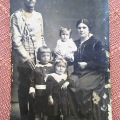 Ofiter roman impreuna cu familia - Fotografie datata 1916