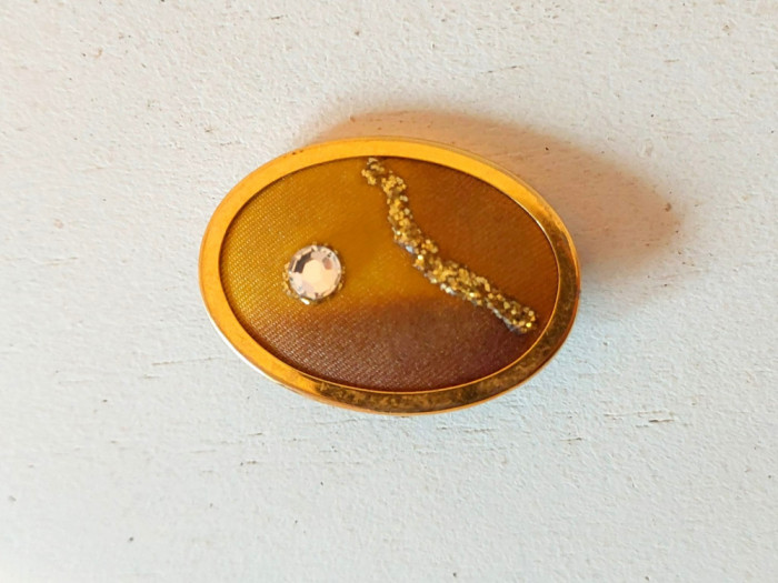 Brosa veche vintage baza de metal auriu, interior textil, oval 3.5x2.5cm