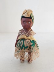 Papusa jucarie veche costum etno african / afro-caraibian, anii &#039;40-&#039;60, 11 cm, ii lipseste o mana