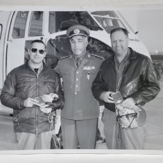 OFITER ROMAN DE GRAD SUPERIOR CU DOI PILOTI FRANCEZI IN FATA UNUI HELICOPTER , ANII '60 - 70