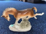 Figurină ceramică- cal &icirc;n galop