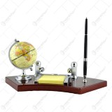 Set birou din lemn elegant cu pix, ceas si cu globulet geografic pamantesc