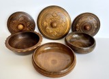 Set de 3 casete rotunde din lemn (boluri asiatice cu capac), cu ornamente cioplite manual pe capac, vintage anii 60-70