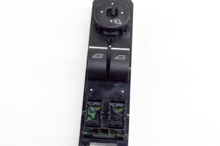 Buton geam ușă dreapta față FORD FIESTA VI 2016 OEM: 10138822 17559280