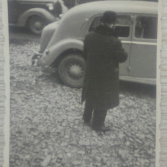 Barbat cu automobile de epoca// fotografie romaneasca interbelica