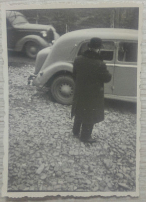 Barbat cu automobile de epoca// fotografie romaneasca interbelica foto