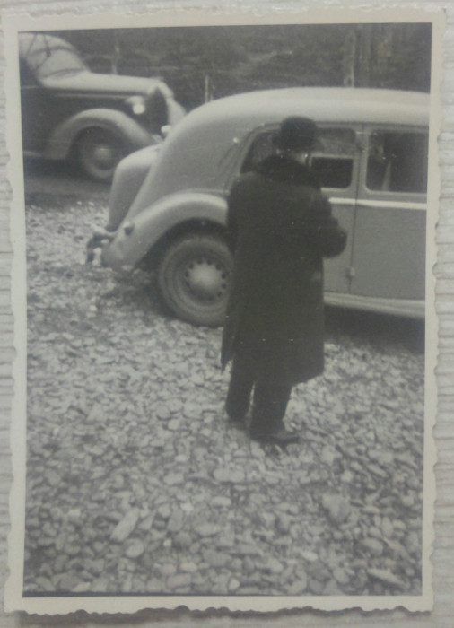 Barbat cu automobile de epoca// fotografie romaneasca interbelica