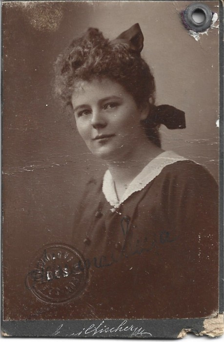 M1072N Portret de femeie, studio Emil Fischer, Sibiu