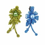 Cumpara ieftin Set 2 agrafe de par verde si bleu 5 x 2 cm, model floral metalizat, accesorii pentru coafuri, fixare confortabila