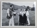 SERBARILE DE LA ABRUD , BARBAT IN COSTUM POPULAR IMPARTIND FOTOGRAFII CU FAMILIA REGALA UNOR LOCALNICI , FOTOGRAFIE MONOCROMA , DATATA PE VERSO 1938