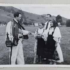 SERBARILE DE LA ABRUD , BARBAT IN COSTUM POPULAR IMPARTIND FOTOGRAFII CU FAMILIA REGALA UNOR LOCALNICI , FOTOGRAFIE MONOCROMA , DATATA PE VERSO 1938