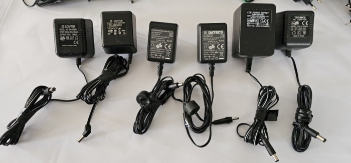 ALIMENTATOR 9V , LOT 6 BUCATI , TOATE FUNCTIONEAZA .