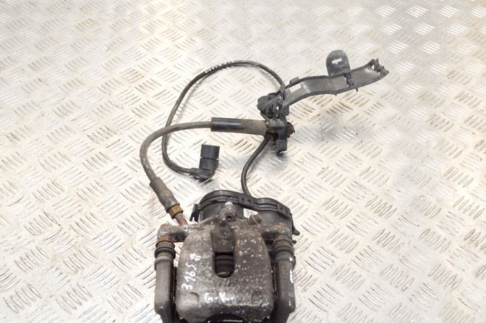 Etrier de fr&acirc;nă dreapta spate MERCEDES-BENZ A W176 2016 OEM: A2464232298 13521238
