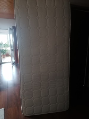 Pat din lemn de o persoana și saltea foto