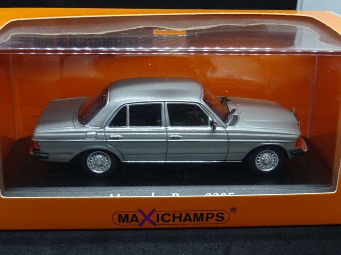 Macheta Mercedes Benz 230 E Minichamps 1:43
