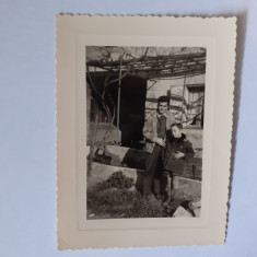 Fotografie cca 8/10 cm cu tată și fiu în grădină