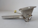 Răzător manual de legume, Moulinex Mouli Parsmint, Made in France, vintage, anii &rsquo;50&ndash;&rsquo;60, funcțional și colecționabil (Kitchenalia)