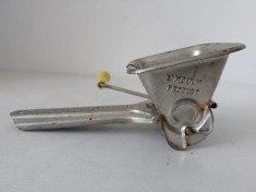 Răzător manual de legume, Moulinex Mouli Parsmint, Made in France, vintage, anii &rsquo;50&ndash;&rsquo;60, funcțional și colecționabil (Kitchenalia)