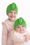 Caciulita verde tip turban cu perlute aplicate in fata (Marime Disponibila: 3-6