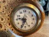 ceas de masă vintage marca Aradora, fabricat &icirc;n Rom&acirc;nia