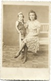 P2833N Femeie și fetiță, cca anii 1940
