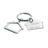 Breloc metalic gravat personalizat cu textul tau. 2 case. 6x3 cm. argintiu