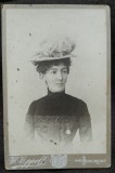 Fotografie pe carton, femeie cu palarie, inceput de secol XX