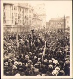 P1543 Fotografie din centrul orașului Oradea de la una din marile manifestații antirevizioniste din anii 1930. La tribună - Teodor Neș.