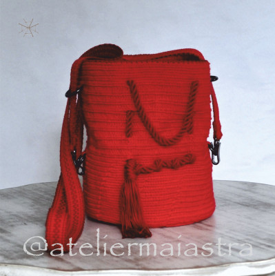 geanta roșie handmade crosetata foto