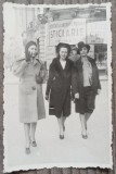 Doamne pe strada, posibil Bucuresti, perioada interbelica// fotografie