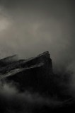 Tablou Canvas, "Misterele Munților &Icirc;ncețoșați Ai Nopții", Cetate, Negură, Mister, Sumbre, V&acirc;rf, Dramatic, &Icirc;nălțime, Roci, Pătrunzător, Frig., 26 x 39