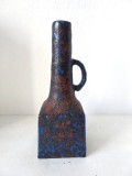 Vază ceramică Fat Lava, Mid Century Modern design, glazură texturată albastru-cărămiziu, 29 cm, cu toartă, ceramică de colecție