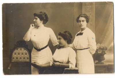 AD 1288 C. P. VECHE- GRUP IN TINUTA DE EPOCA-IN STUDIO -MESAJ SCRIS IN FRANCEZA foto