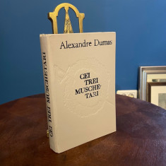 Alexandre Dumas - Cei Trei Muschetari (ediție cartonată - Ca nouă!)