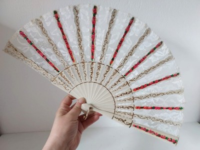 Evantai vintage de lemn, carton si dantela, pictat manual cu flori si frunze aurii, tip spaniol flamenco foto