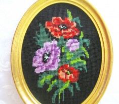 TABLOU GOBLEN CU FLORI DE MAC IN RAMA LEMN AURIT 23.5 CM