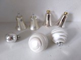 Lot 7 globuri de sticla vintage argintii cu model, decor pom brad Craciun