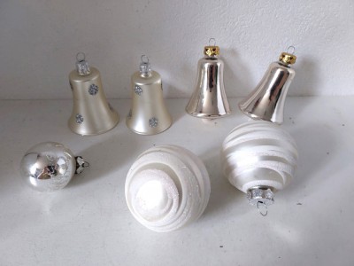 Lot 7 globuri de sticla vintage argintii cu model, decor pom brad Craciun foto