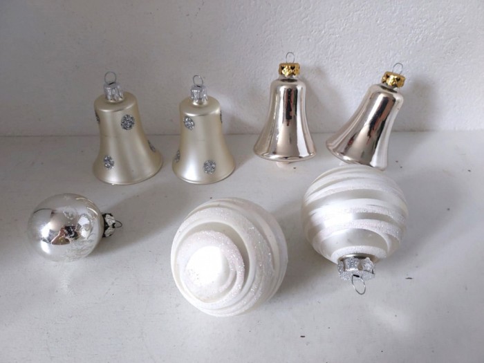 Lot 7 globuri de sticla vintage argintii cu model, decor pom brad Craciun