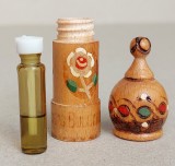 Mic suport de lemn pictat cu sticluta 10 ml parfum de trandafiri bulgaresc