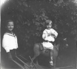 A4172N Copii cu căluț de jucărie, Rom&acirc;nia, fin de si&egrave;cle