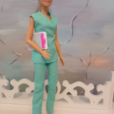 Papusa Barbie doctorita cu accesorii