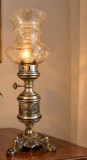 Lampă veche de masă pe gaz (sau petrol) și alama masiva convertită adesea &icirc;n lampă de iluminat electric