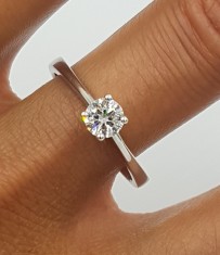 Superb inel din aur alb 18 k si diamant natural 0,41 ct - model solitaire/logodna- stare noua