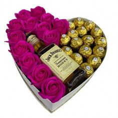 Cadou Pentru Femei, Cutie Alba, Inima Cu Trandafiri De Sapun, Jack Daniels Si Praline Ferrero Rocher foto