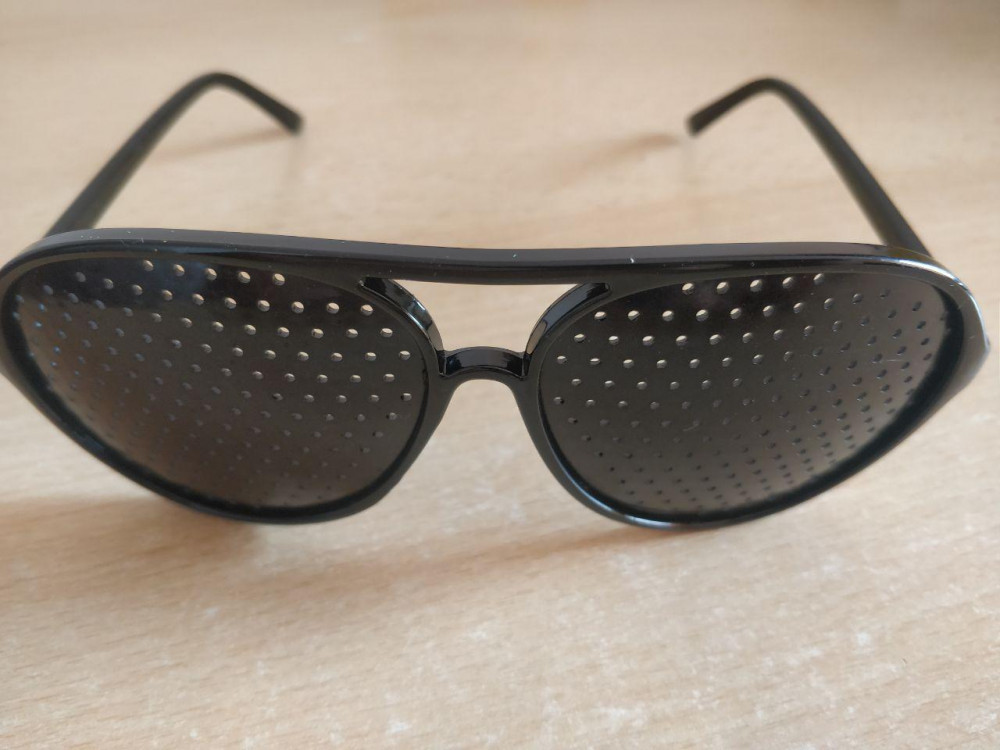 Pinhole glasses - ochelari stenopici cu gauri conice | Okazii.ro