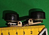 Clemă vintage metal, elastic, butoni plastic Made in China, lipsă piesă plastic alb