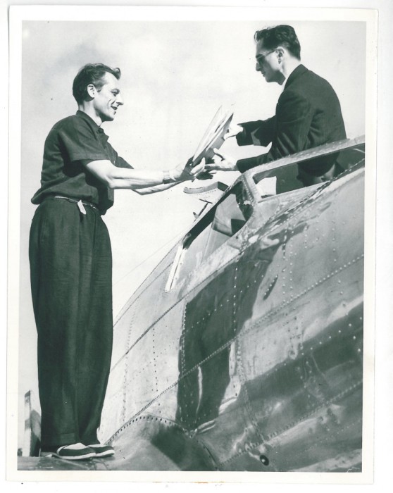 941 - Pilot Alex. PAPANA, near avion - old PRESS Photo ( 21/16 cm ) - 1938