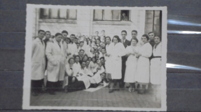 GRUP DE MEDICI SI INFIRMIERE IN FATA SPITALULUI BRANCOVENESC, ANII 1938- 40 -1 foto